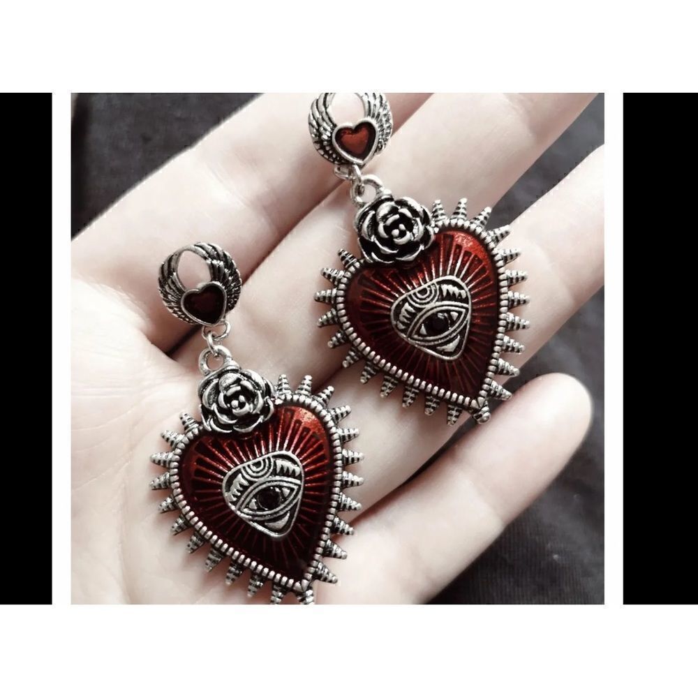 ❤️New Red heart watching eye earrings with wings so much detail amazingly pretty